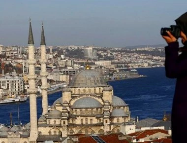 Πρωτοφανής «έκρηξη» του τουρκικού τουρισμού λόγω φτηνής λίρας ανακόπτει και... «περικόπτει» τον ελληνικό τουρισμό!